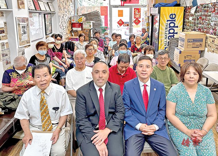 布碌仑助理检察官向耆老讲解仇恨犯罪
