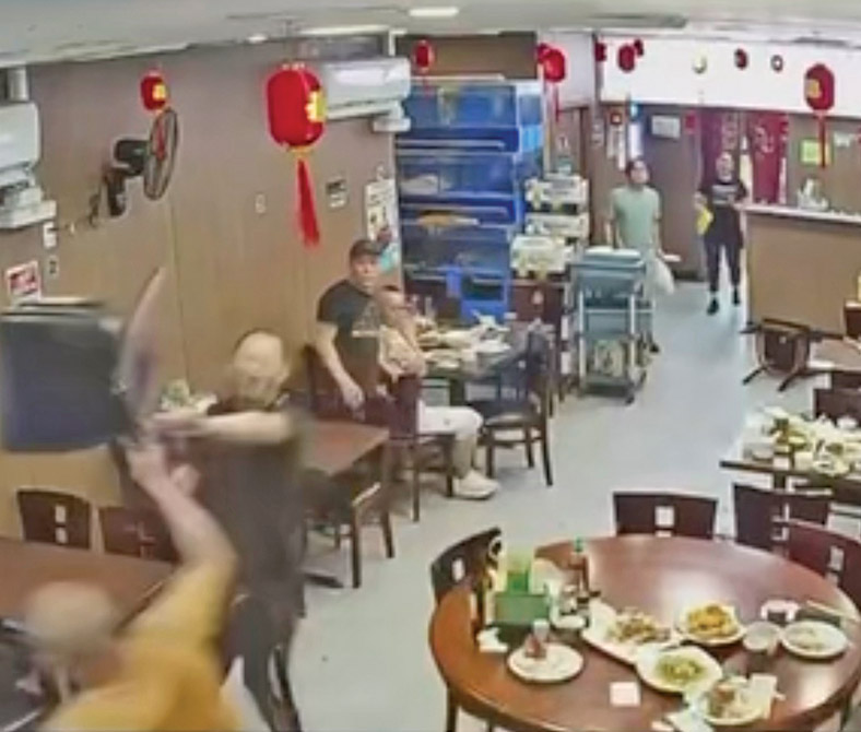 华男八大道餐馆闯后厨拿刀砍食客 疑有精神问题__华男八大道餐馆闯后厨拿刀砍食客 疑有精神问题