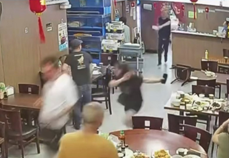 华男八大道餐馆闯后厨拿刀砍食客 疑有精神问题__华男八大道餐馆闯后厨拿刀砍食客 疑有精神问题