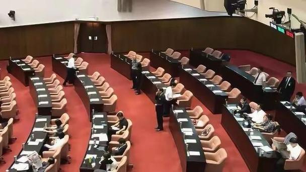台立法机构爆口角冲突 蓝绿立委争论“冻卓荣泰薪资”
