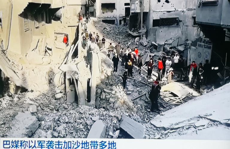 加沙空袭持续至少13人死亡 停火前景仍存变数__加沙空袭持续至少13人死亡 停火前景仍存变数
